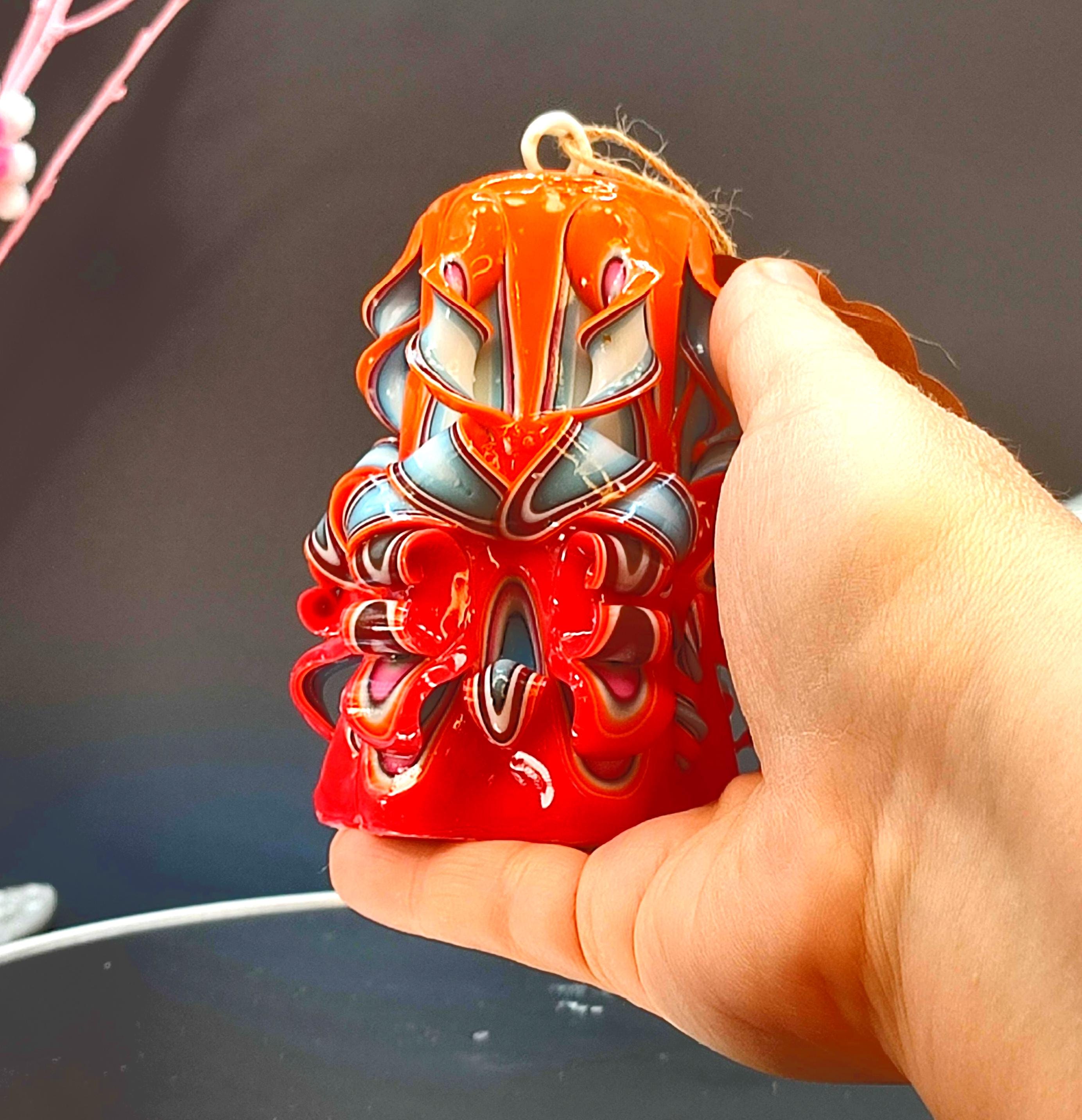 Handgeschnitzte Duftfreie Kerze – Orange, Rot & Blau – Einzigartiges Geschenk zum Frauentag – Liebevolle 8. März Idee (Mini Pyramide 9x6cm)