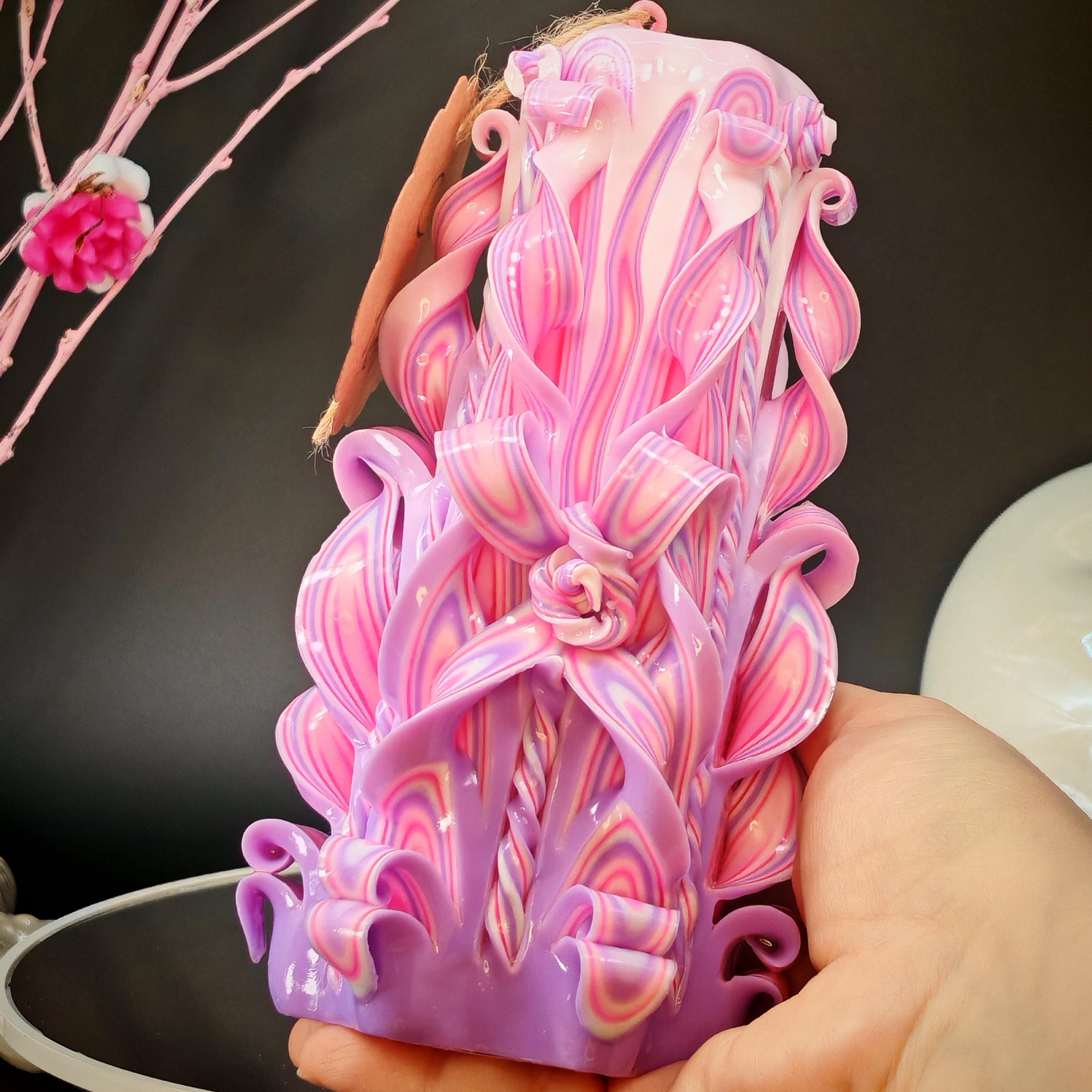 Handgeschnitzte Duftfreie Kerze – Rosa & Zart-Violett – Besonderes Geschenk zum Frauentag 8. März, Geburtstagidee (Classic Pyramide 16x9 cm)