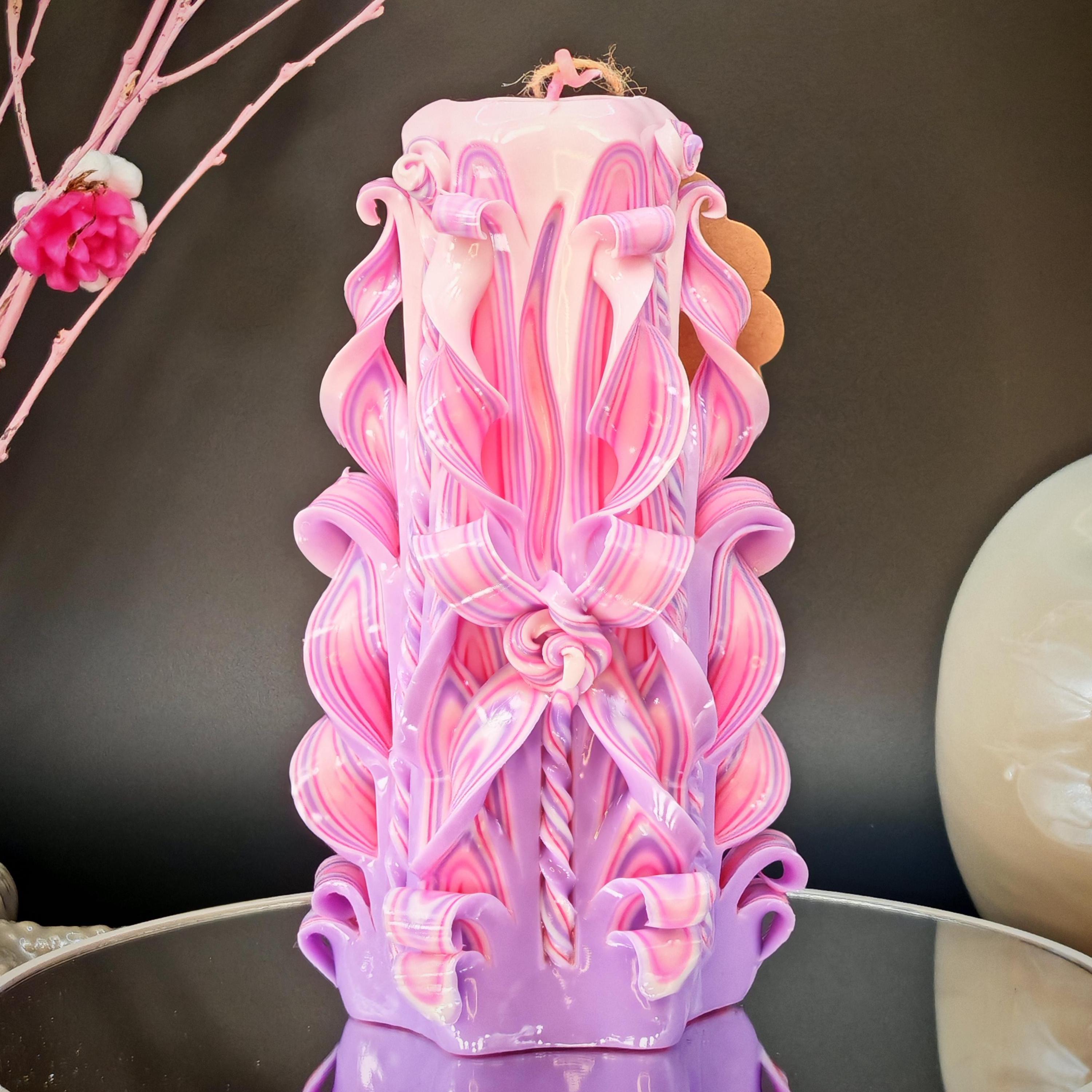 Handgeschnitzte Duftfreie Kerze – Rosa & Zart-Violett – Besonderes Geschenk zum Frauentag 8. März, Geburtstagidee (Classic Pyramide 16x9 cm)