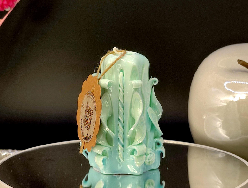 Oster Geschenk – Handgeschnitzte Duftfreie Mini Classic Kerze in Zartgrün & Hellblau – Frühlingsdeko, Tischdeko  (Mini Pyramide 9x6cm)