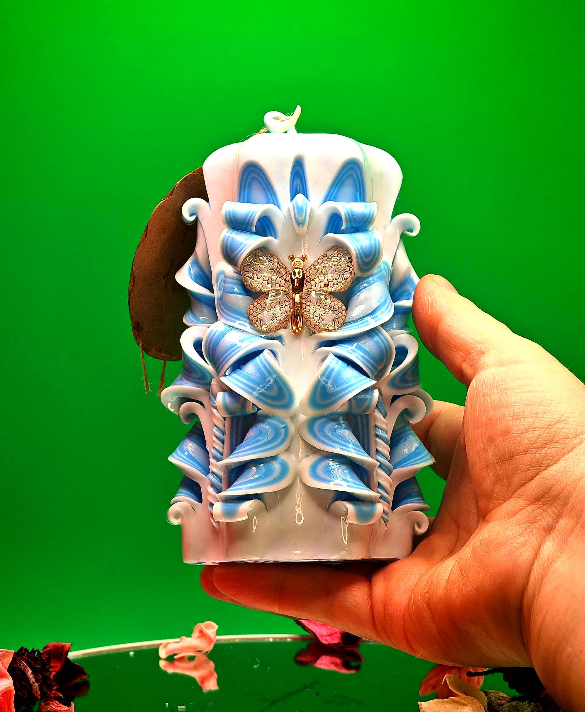 Handgeschnitzte Winterkerze – Geruchlos, Weiß-Blaues Design, Festliche Wohndeko (Petit Classic: ca. 14 × 9 cm)