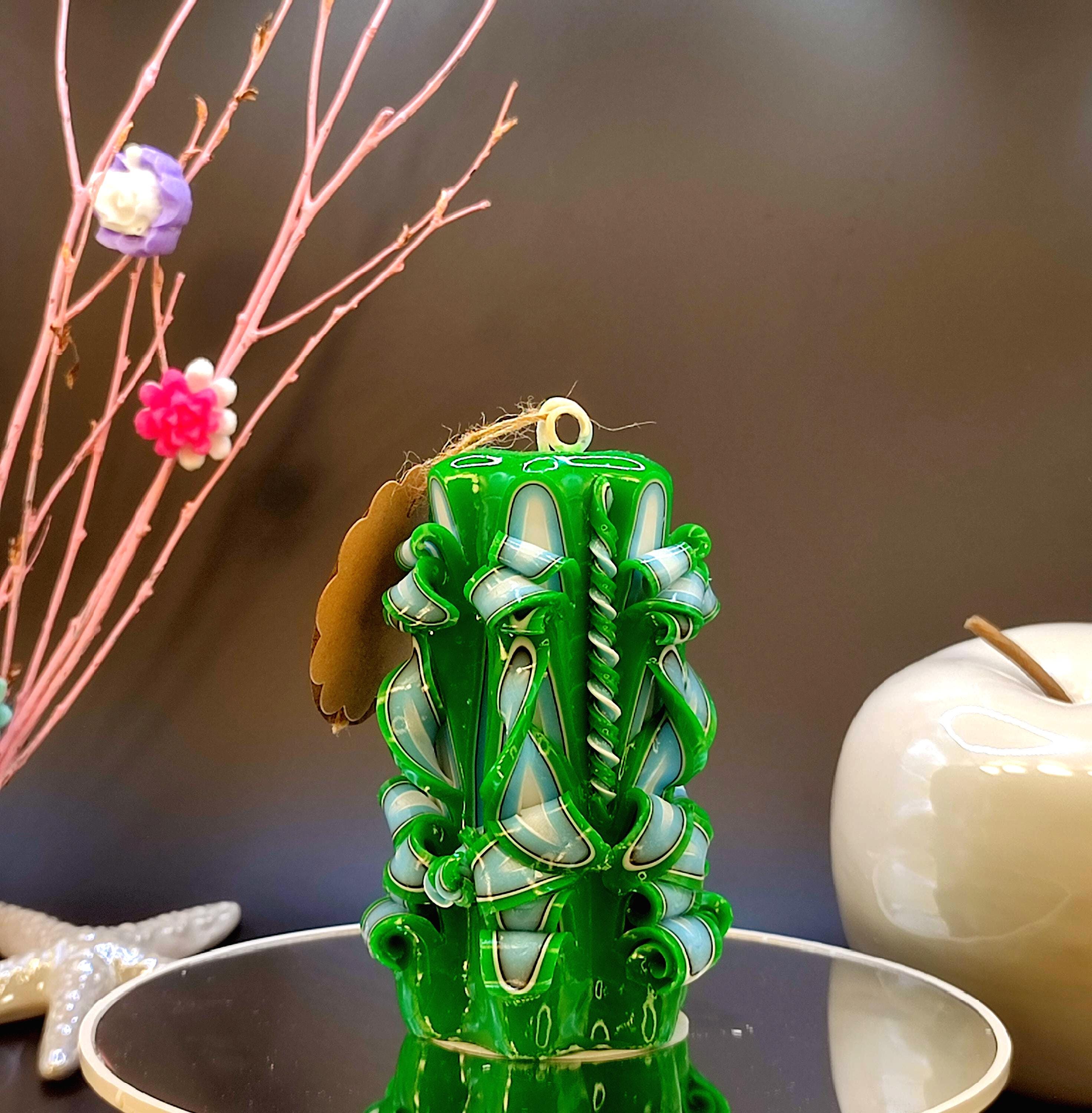 Handgeschnitzte Kerze „Emerald Harmony“ – St. Patrick’s Day Geschenk, Duftfreie Dekokerze, (Petit Classic 14x9 cm)