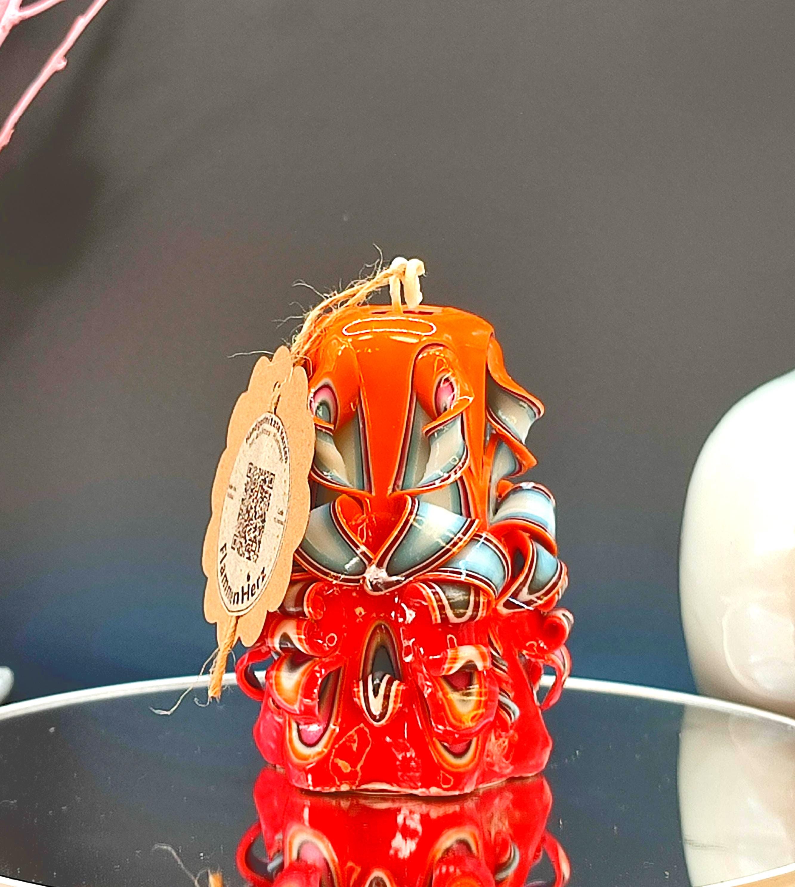 Handgeschnitzte Duftfreie Kerze – Orange, Rot & Blau – Einzigartiges Geschenk zum Frauentag – Liebevolle 8. März Idee (Mini Pyramide 9x6cm)