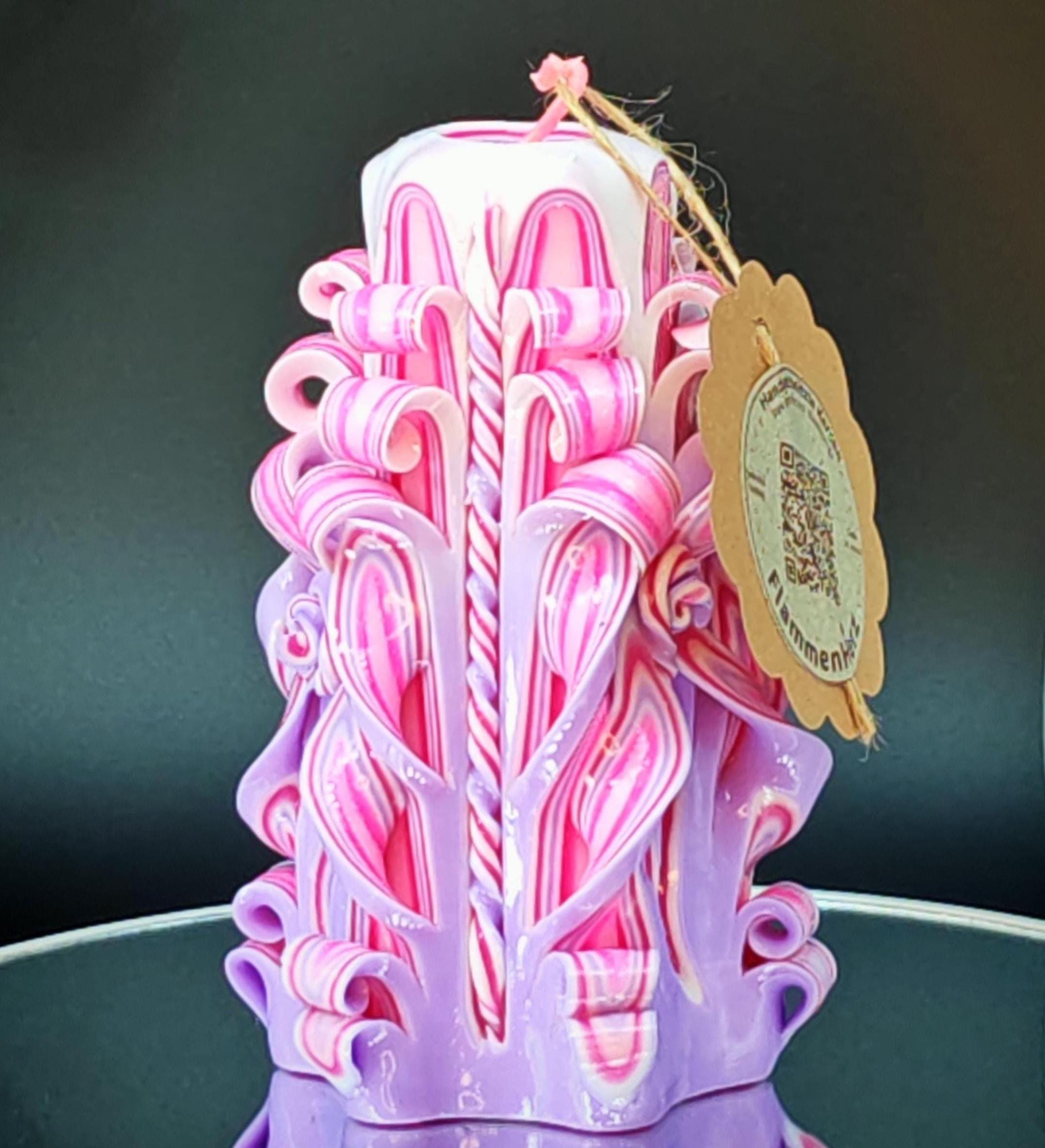 Petit Pyramide Handgeschnitzte Kerze – Rosa & Flieder Pastell – Elegantes Geschenk zum Frauentag / 8. März / Muttertag – Duftfrei (13×9 cm)