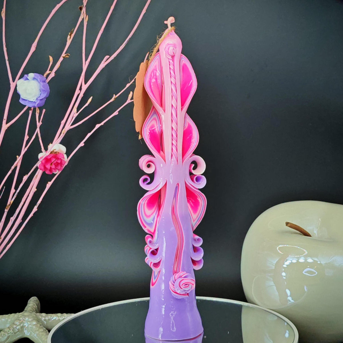 Majestic Slim Handgeschnitzte Kerze – Rosa & Flieder Pastell – Geschenk für sie zum Frauentag / 8. März / Muttertag – Duftfrei (25×5.5 cm)