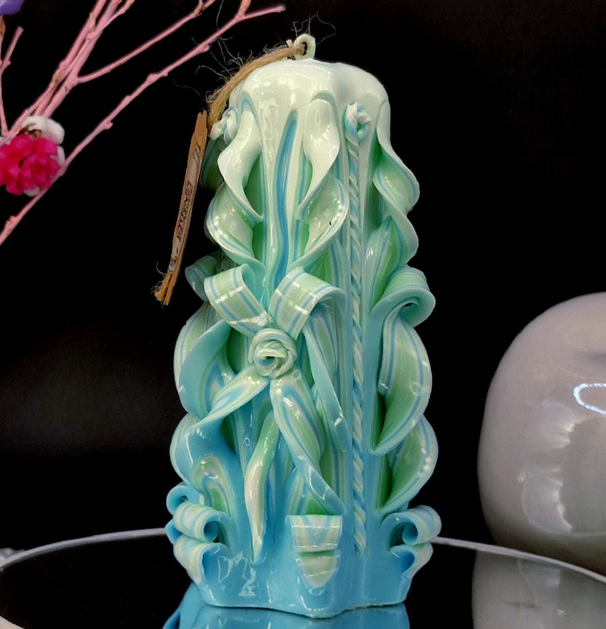 Handgeschnitzte Pyramidenkerze – Elegantes Geschenk für Frühling & Ostern – Zartgrün/Zartblau – Duftfrei – Classic Pyramide (16 x 10 cm)