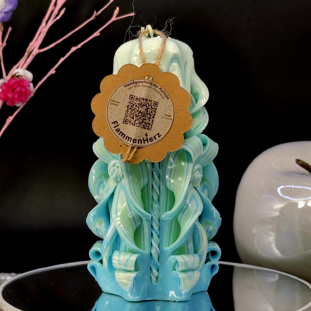 Handgeschnitzte Pyramidenkerze – Elegantes Geschenk für Frühling & Ostern – Zartgrün/Zartblau – Duftfrei – Classic Pyramide (16 x 10 cm)