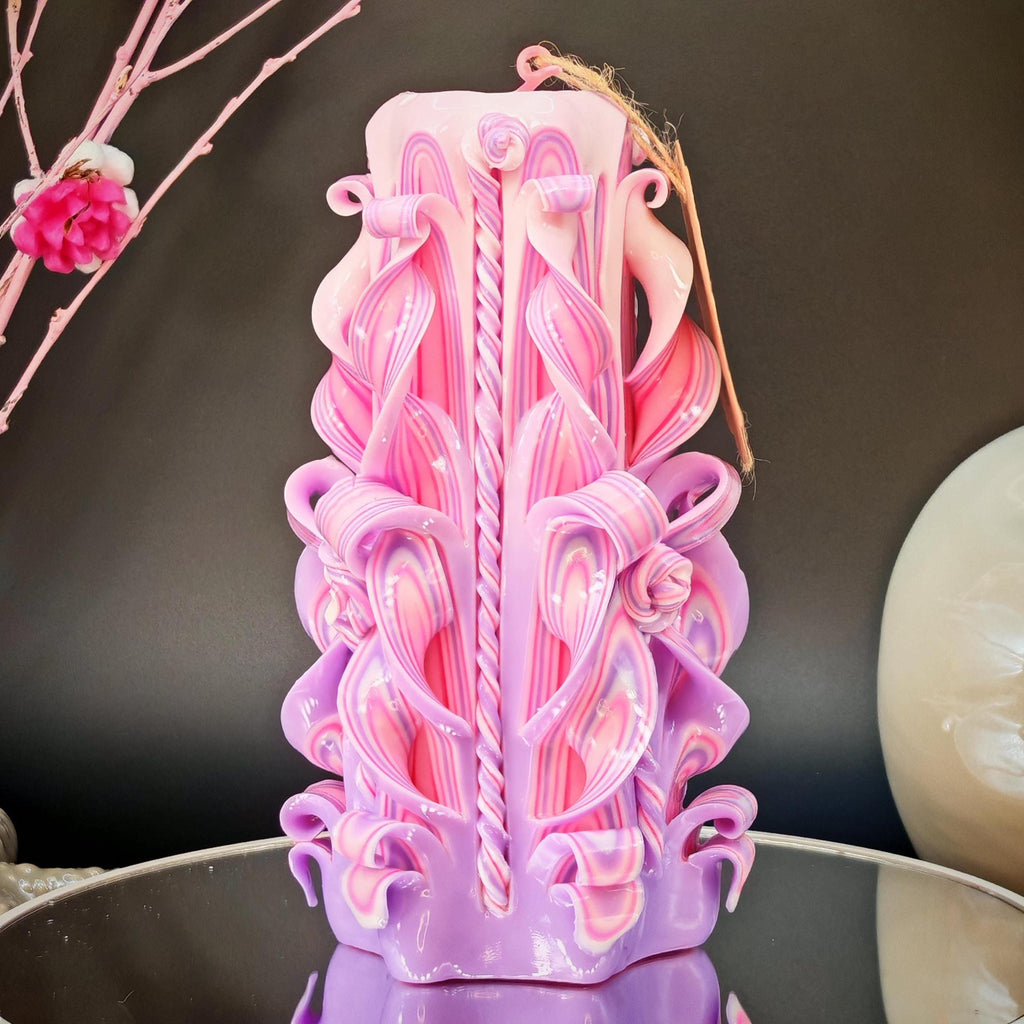 Handgeschnitzte Duftfreie Kerze – Rosa & Zart-Violett – Besonderes Geschenk zum Frauentag 8. März, Geburtstagidee (Classic Pyramide 16x9 cm)