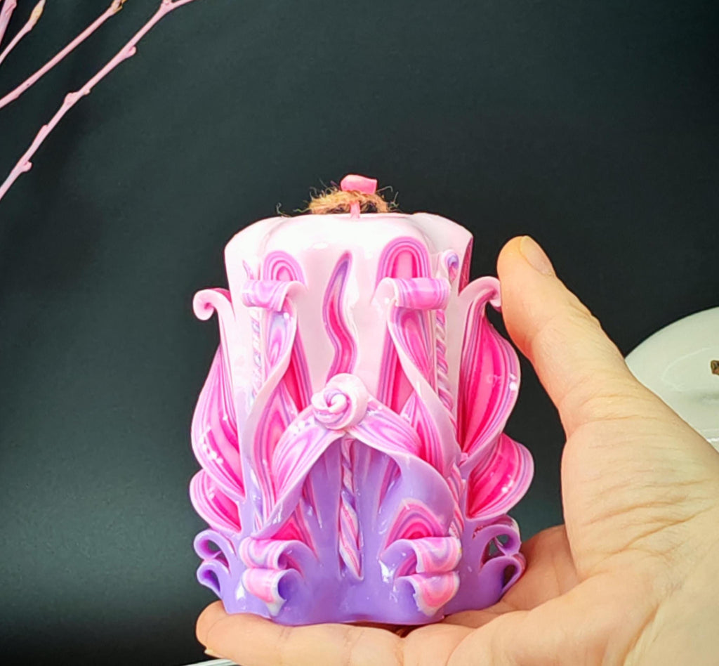 Mini Classic Handgeschnitzte Kerze – Rosa & Flieder Pastell – Unikat Geschenk zum Frauentag / 8. März / Muttertag – Duftfrei (9×6 cm)