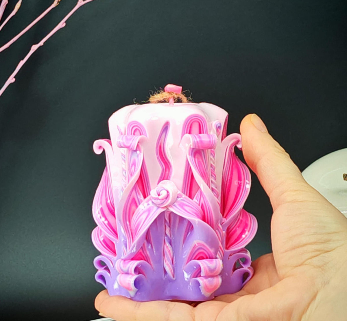 Mini Classic Handgeschnitzte Kerze – Rosa & Flieder Pastell – Unikat Geschenk zum Frauentag / 8. März / Muttertag – Duftfrei (9×6 cm)