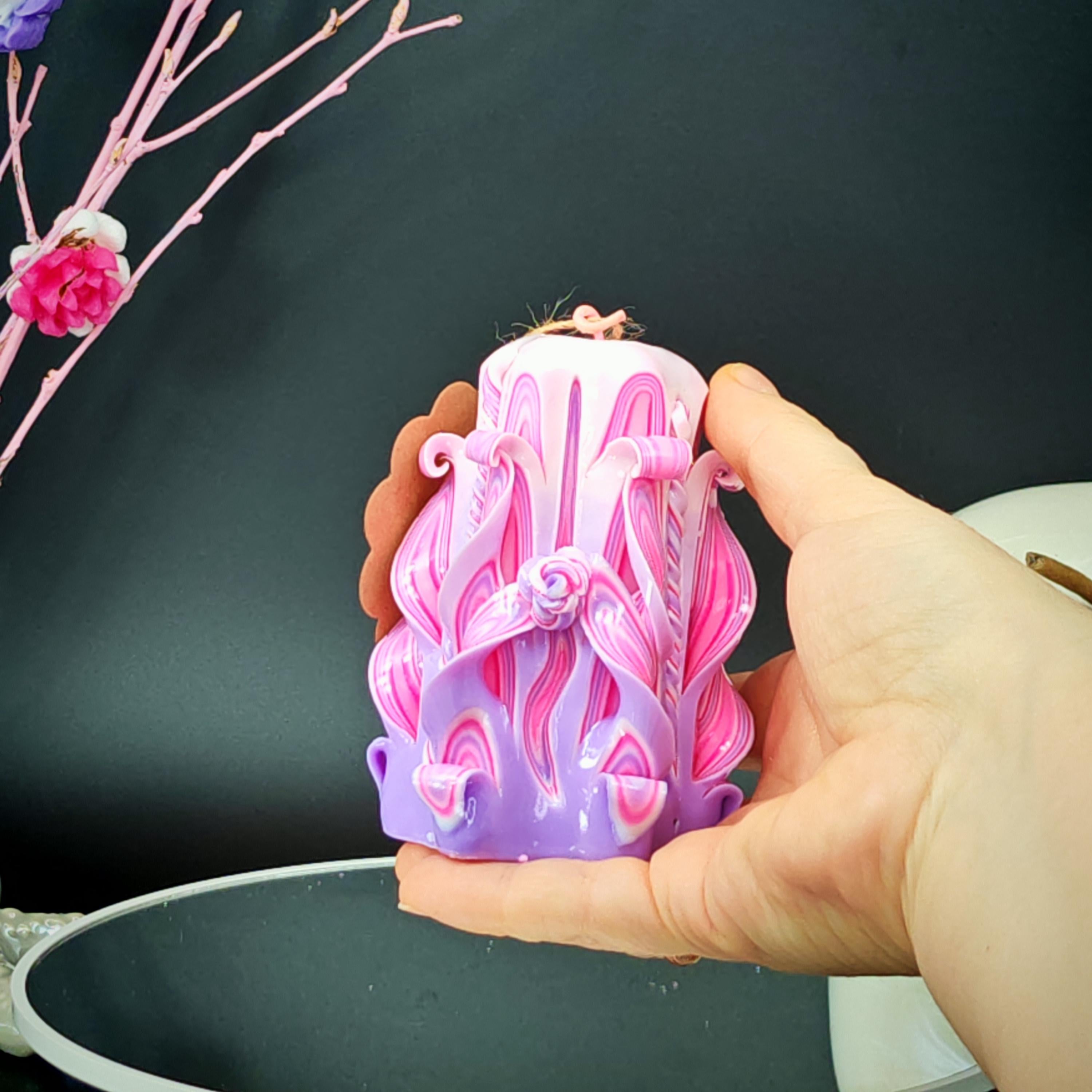 Mini Pyramide Kerze – Handgeschnitzte Pastellkerze in Rosa & Flieder – Geschenk zum Frauentag / 8. März / Muttertag – Duftfrei (9×6 cm)