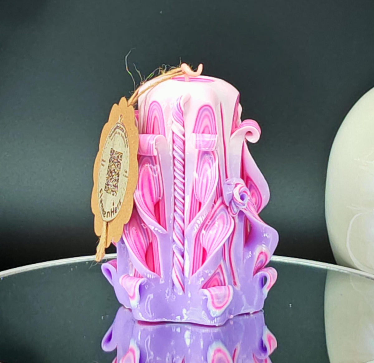 Mini Pyramide Kerze – Handgeschnitzte Pastellkerze in Rosa & Flieder – Geschenk zum Frauentag / 8. März / Muttertag – Duftfrei (9×6 cm)