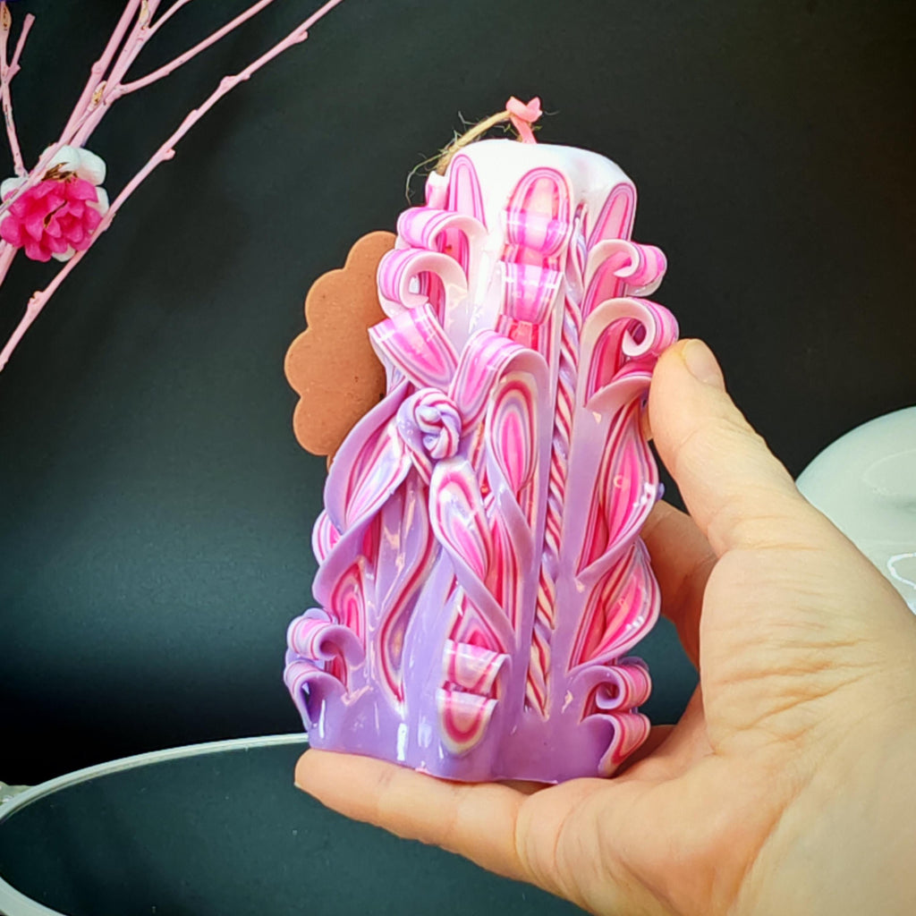 Petit Pyramide Handgeschnitzte Kerze – Rosa & Flieder Pastell – Elegantes Geschenk zum Frauentag / 8. März / Muttertag – Duftfrei (13×9 cm)