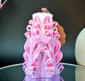 Petit Pyramide Handgeschnitzte Kerze – Rosa & Flieder Pastell – Elegantes Geschenk zum Frauentag / 8. März / Muttertag – Duftfrei (13×9 cm)