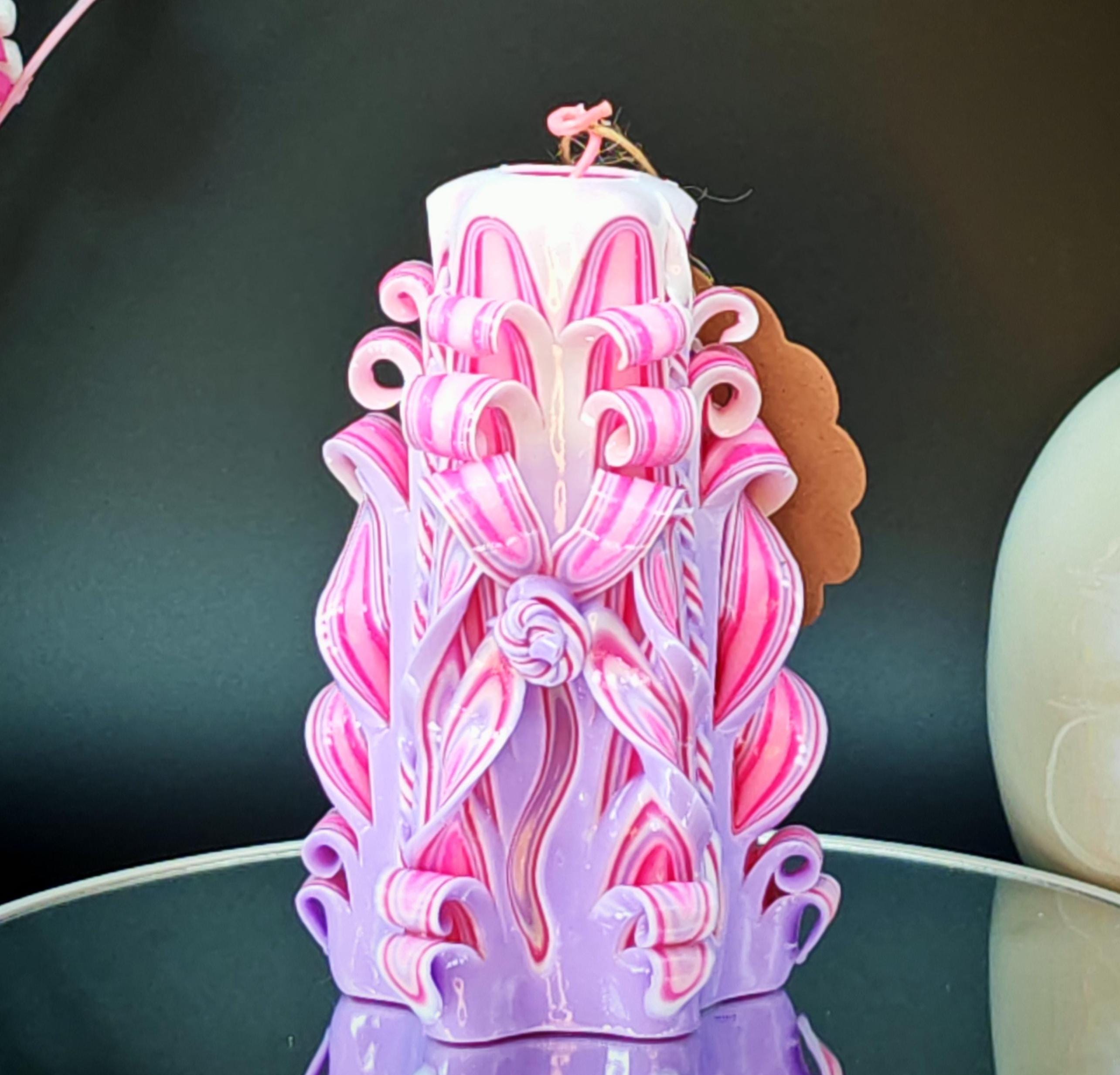 Petit Pyramide Handgeschnitzte Kerze – Rosa & Flieder Pastell – Elegantes Geschenk zum Frauentag / 8. März / Muttertag – Duftfrei (13×9 cm)