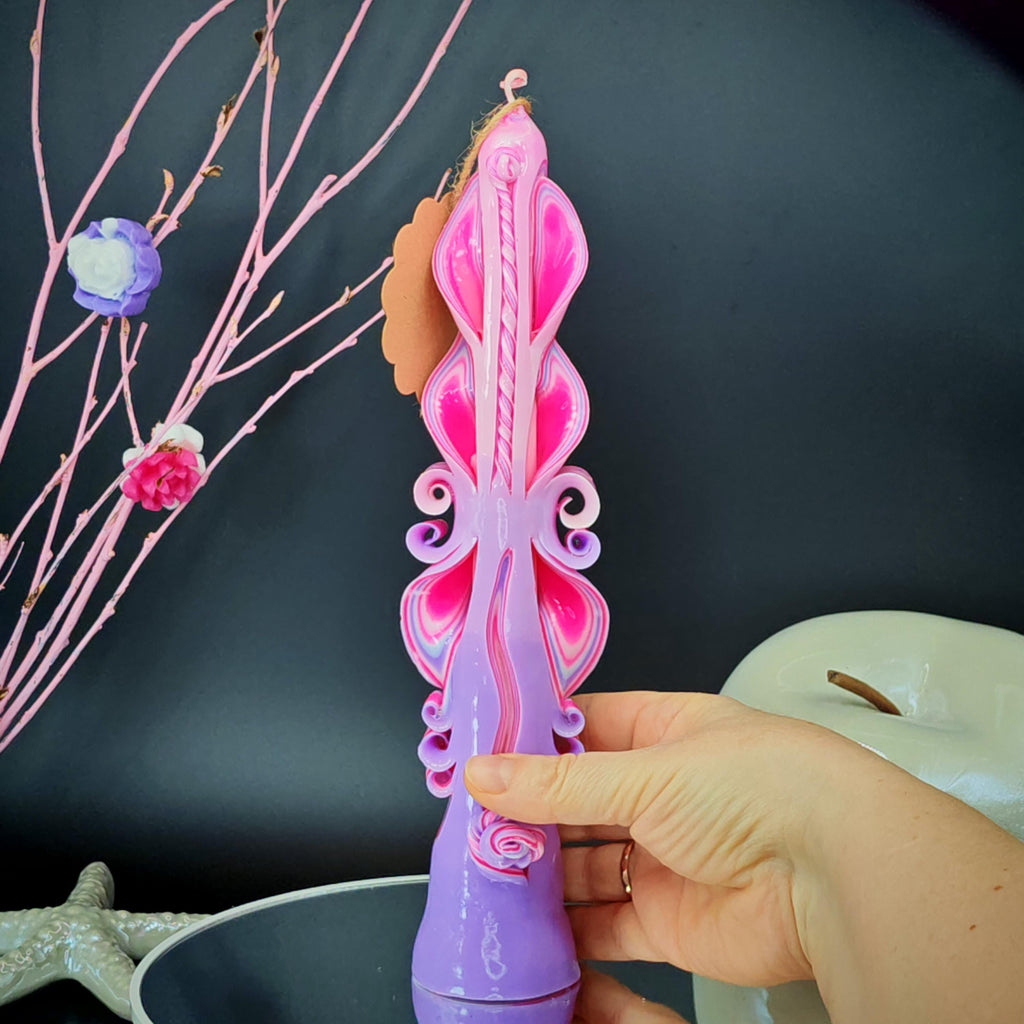 Majestic Slim Handgeschnitzte Kerze – Rosa & Flieder Pastell – Geschenk für sie zum Frauentag / 8. März / Muttertag – Duftfrei (25×5.5 cm)