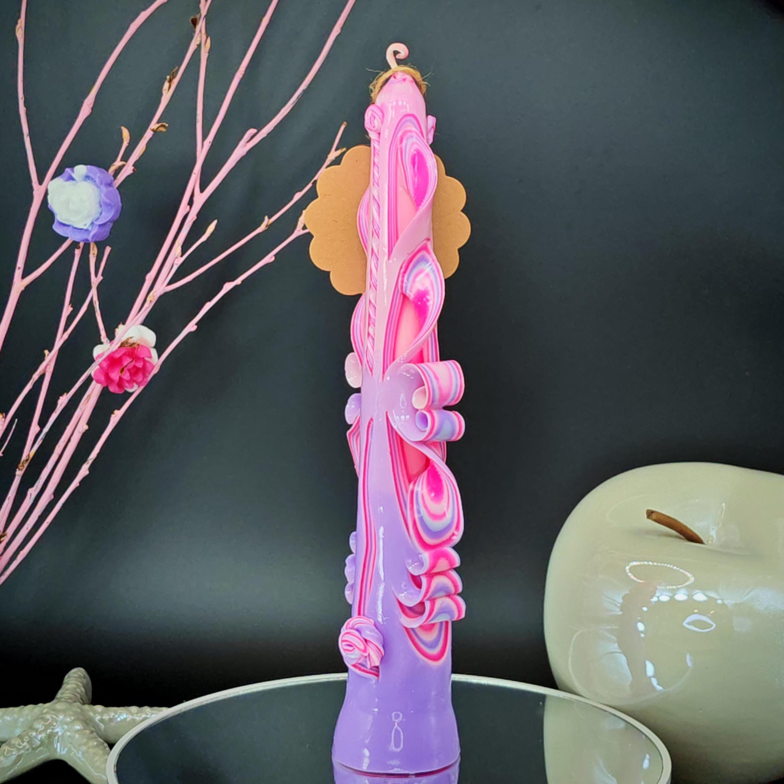 Majestic Slim Handgeschnitzte Kerze – Rosa & Flieder Pastell – Geschenk für sie zum Frauentag / 8. März / Muttertag – Duftfrei (25×5.5 cm)