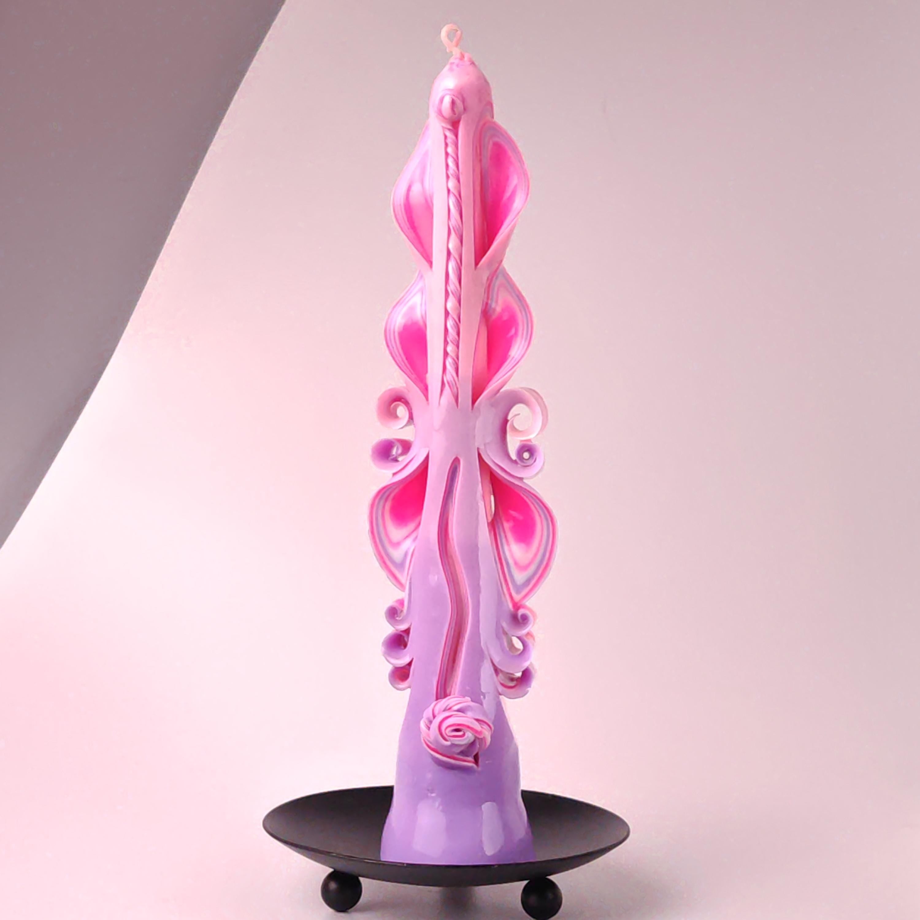 Majestic Slim Handgeschnitzte Kerze – Rosa & Flieder Pastell – Geschenk für sie zum Frauentag / 8. März / Muttertag – Duftfrei (25×5.5 cm)