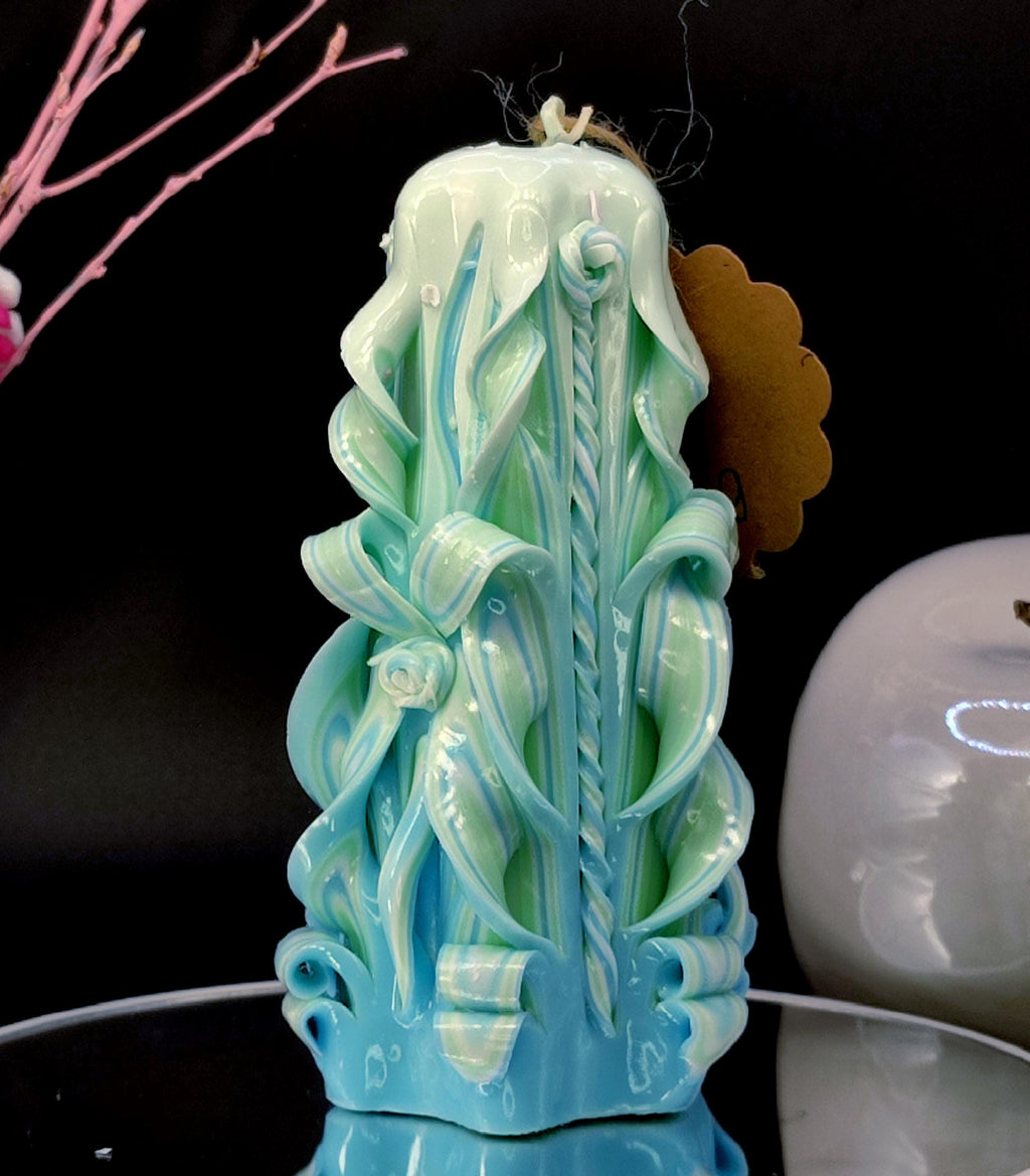 Handgeschnitzte Pyramidenkerze – Elegantes Geschenk für Frühling & Ostern – Zartgrün/Zartblau – Duftfrei – Classic Pyramide (16 x 10 cm)