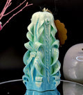 Handgeschnitzte Pyramidenkerze – Elegantes Geschenk für Frühling & Ostern – Zartgrün/Zartblau – Duftfrei – Classic Pyramide (16 x 10 cm)