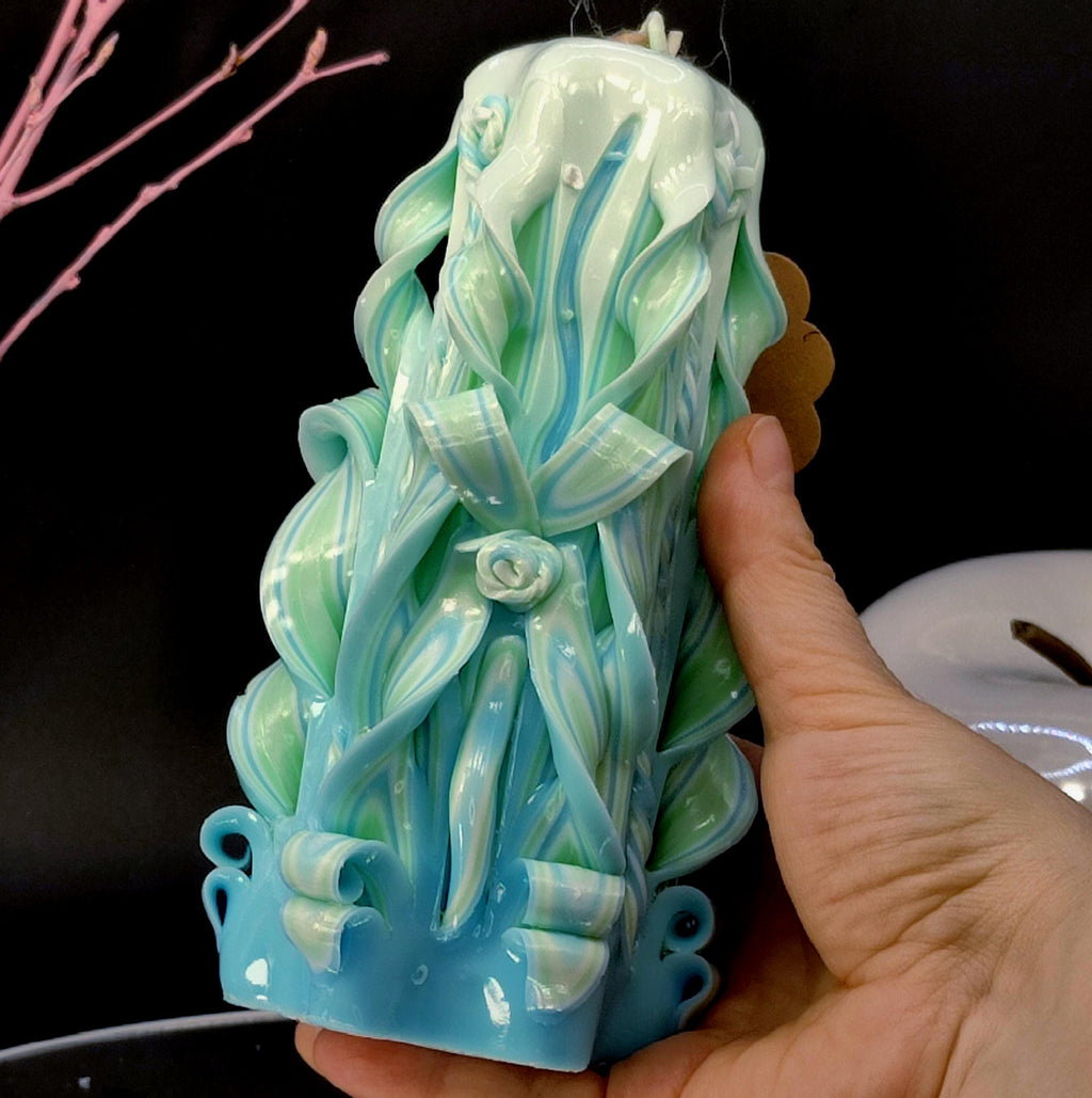 Handgeschnitzte Pyramidenkerze – Elegantes Geschenk für Frühling & Ostern – Zartgrün/Zartblau – Duftfrei – Classic Pyramide (16 x 10 cm)