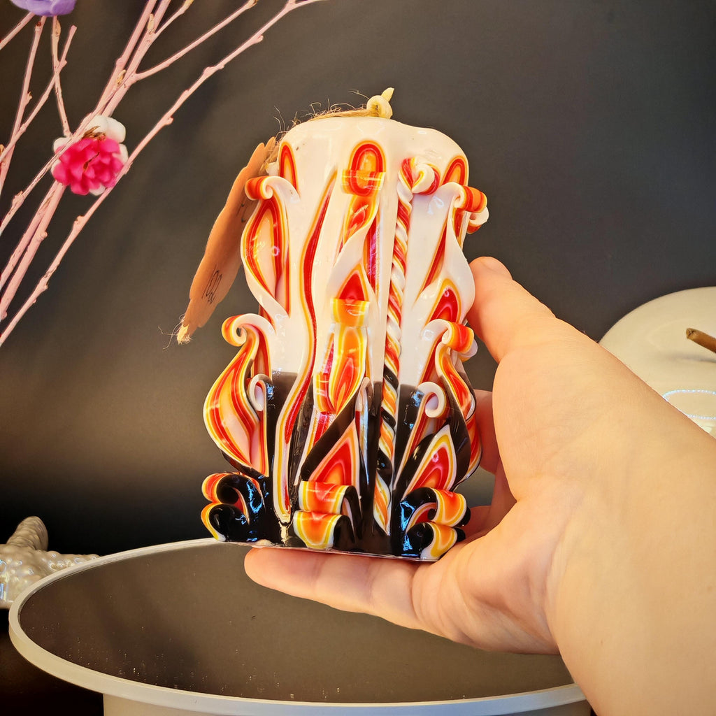 Elegante Handgeschnitzte Kerze – Modernes Geschenk für sie / Mama / Freundin – Schwarz Weiß mit Orange – Duftfrei (Petit Classic 14 × 9 cm)