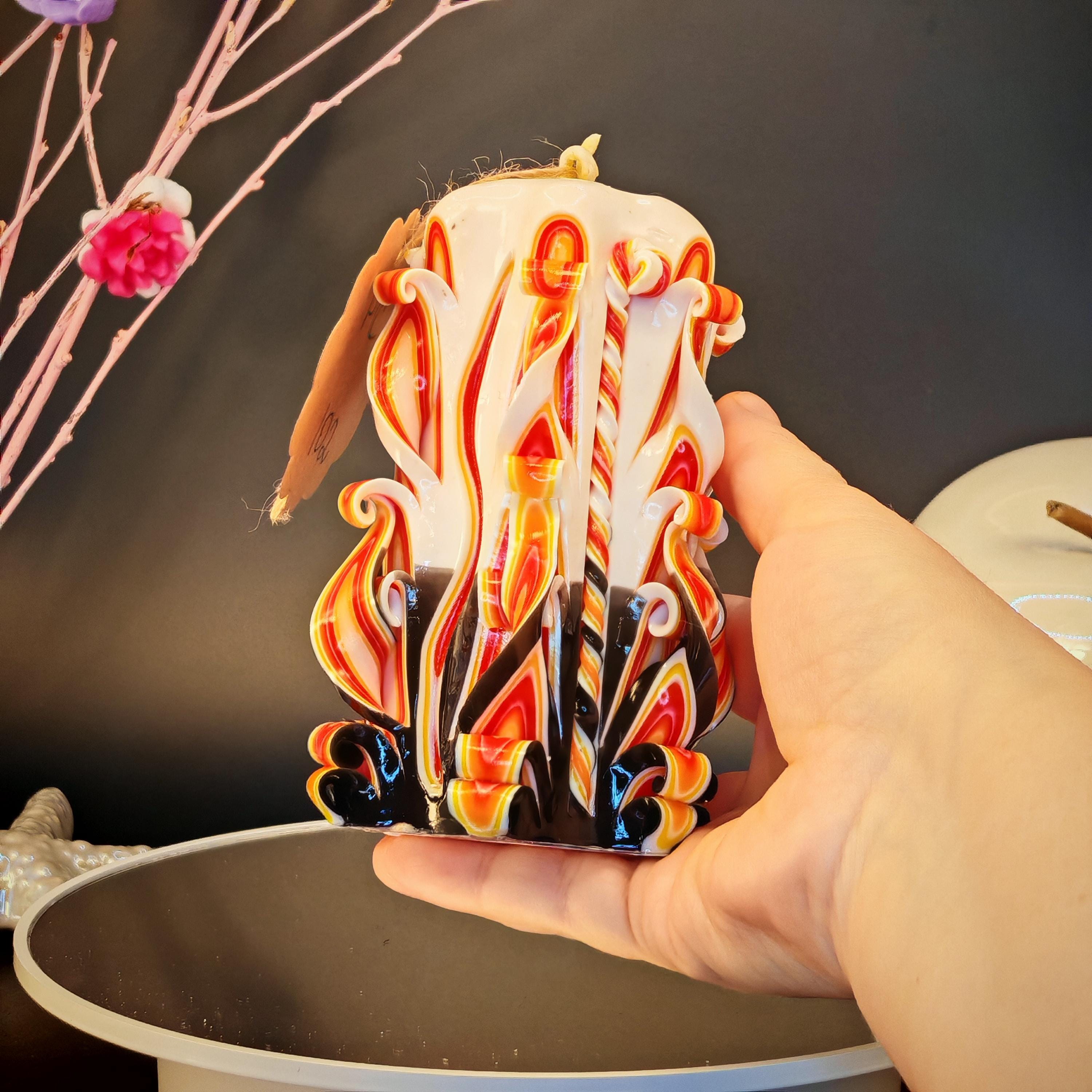 Elegante Handgeschnitzte Kerze – Modernes Geschenk für sie / Mama / Freundin – Schwarz Weiß mit Orange – Duftfrei (Petit Classic 14 × 9 cm)