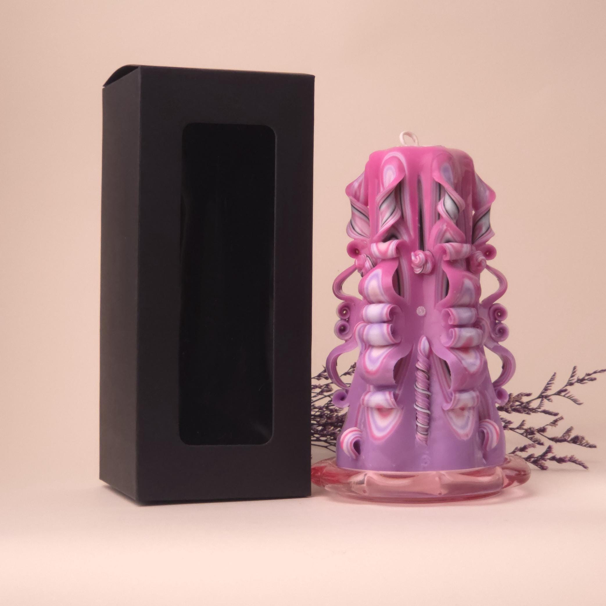 Handgeschnitzte Kerze „Rosentraum“ (geruchlos) – zartrosa & violett, Classic Pyramide 16 × 10 cm
