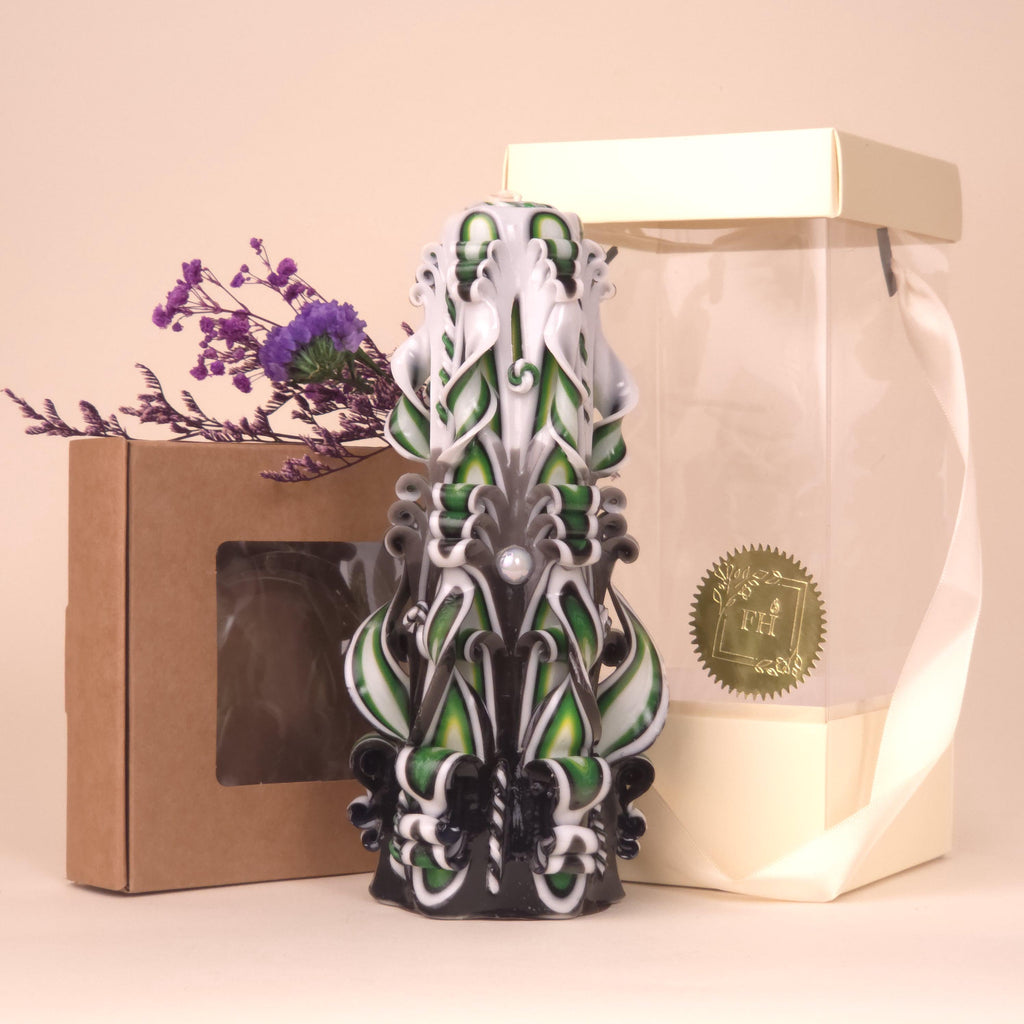 Bezaubernde Grüne Geschnitzte Kerze mit Sanfter Bunter Mitte, Handgemachtes Frühlingsdesign, Romantisches Geschenk(Grande Pyramide 22x11 cm)