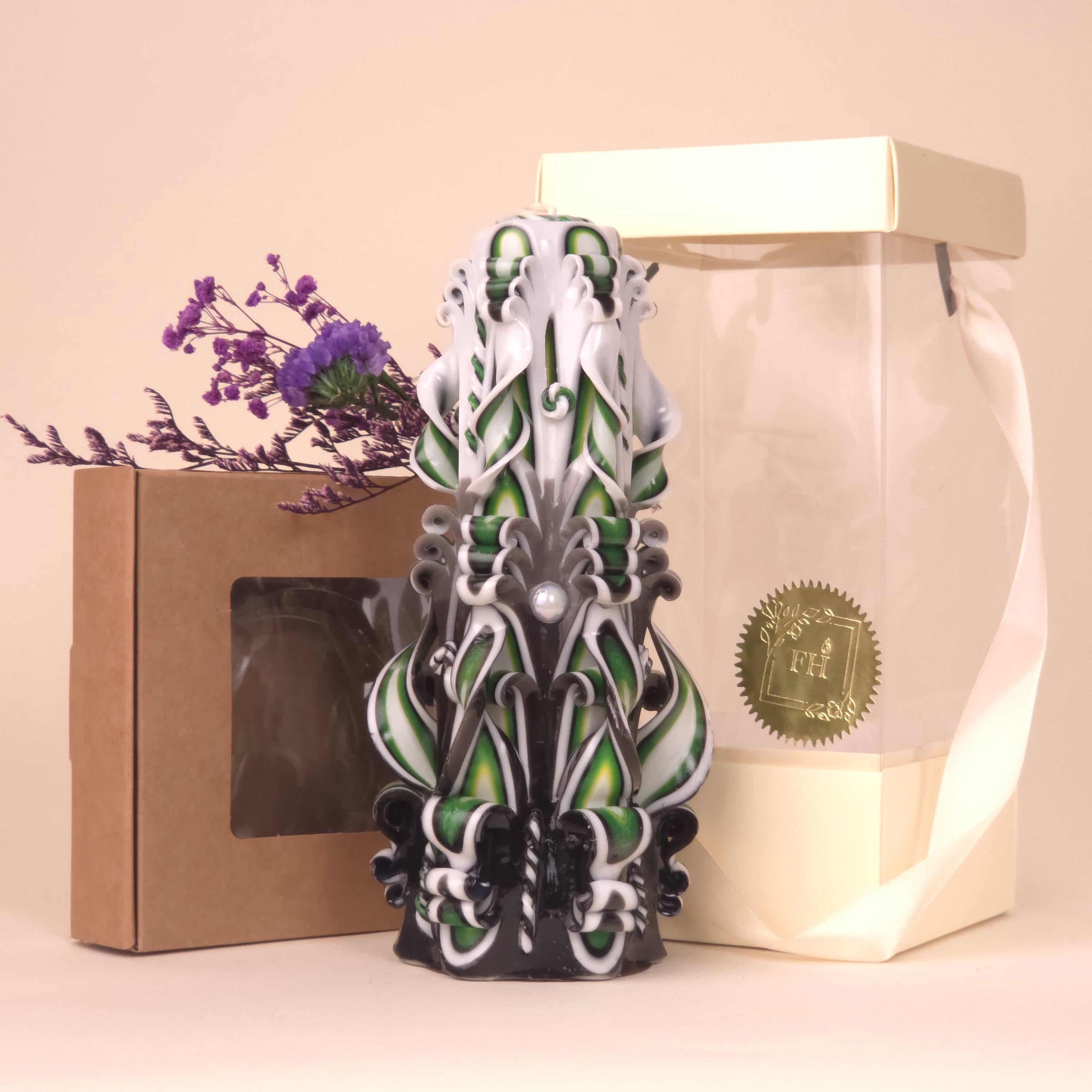 Bezaubernde Grüne Geschnitzte Kerze mit Sanfter Bunter Mitte, Handgemachtes Frühlingsdesign, Romantisches Geschenk(Grande Pyramide 22x11 cm)