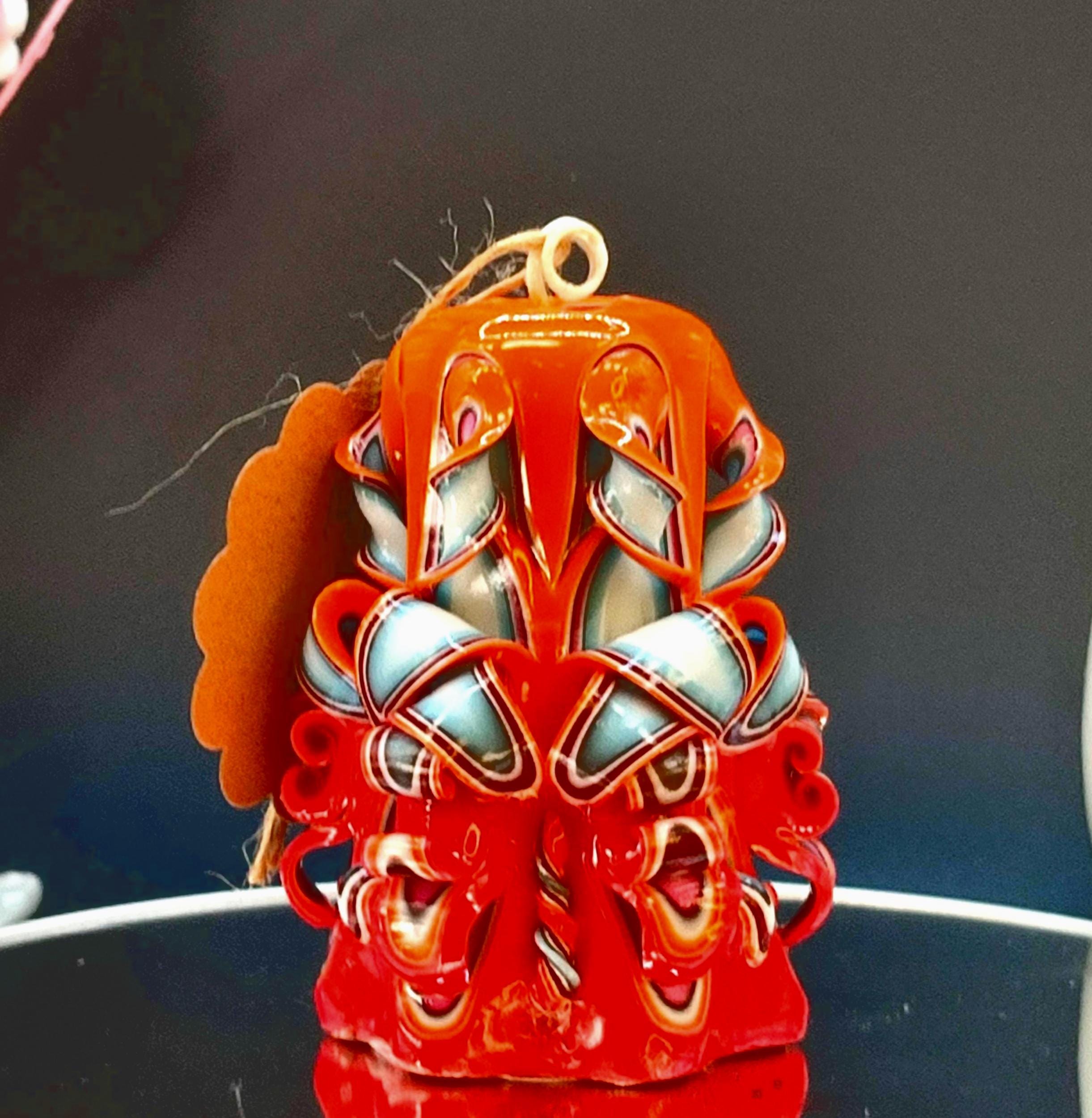 Handgeschnitzte Duftfreie Kerze – Orange, Rot & Blau – Einzigartiges Geschenk zum Frauentag – Liebevolle 8. März Idee (Mini Pyramide 9x6cm)