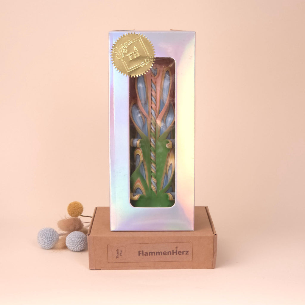 Handgeschnitzte Kerze ohne Duft – Grün, Himmelblau & Beige – Romantisches Geschenk zum Frauentag (Classic Pyramide 16 x 9 cm)