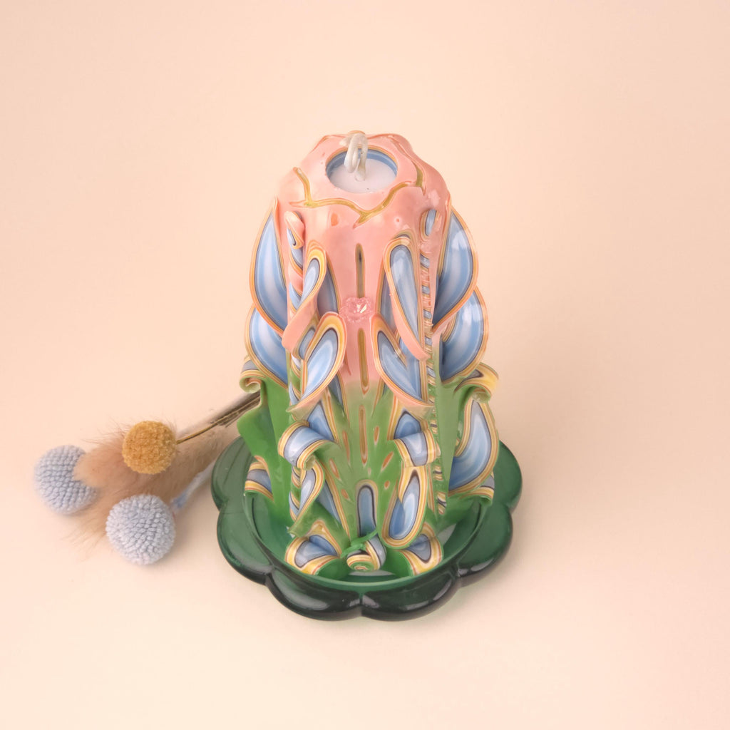 Handgeschnitzte Kerze ohne Duft – Grün, Himmelblau & Beige – Romantisches Geschenk zum Frauentag (Classic Pyramide 16 x 9 cm)