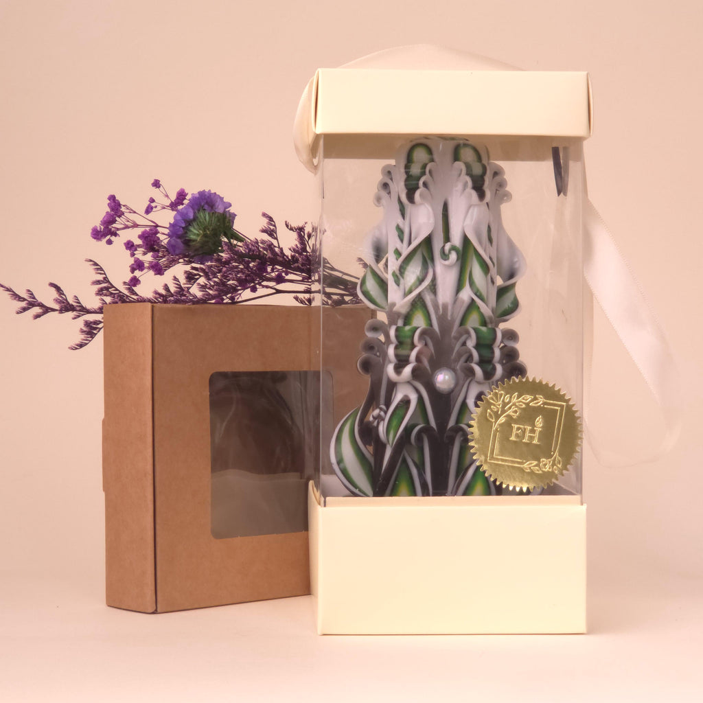 Bezaubernde Grüne Geschnitzte Kerze mit Sanfter Bunter Mitte, Handgemachtes Frühlingsdesign, Romantisches Geschenk(Grande Pyramide 22x11 cm)